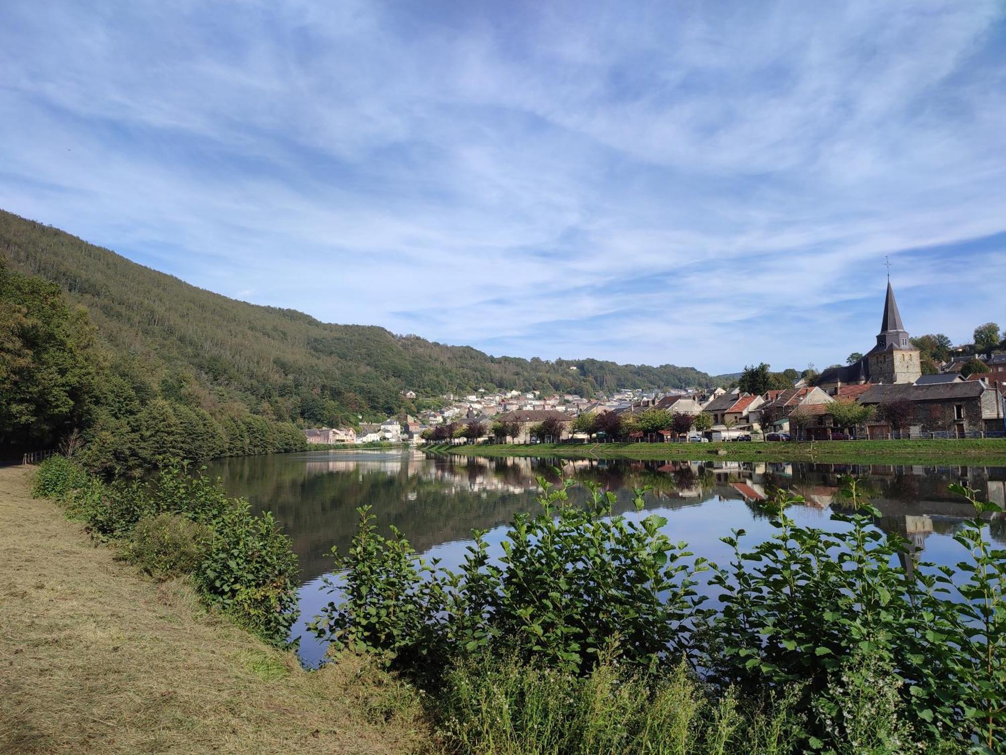Entre Meuse Et Foret Revin  Экстерьер фото